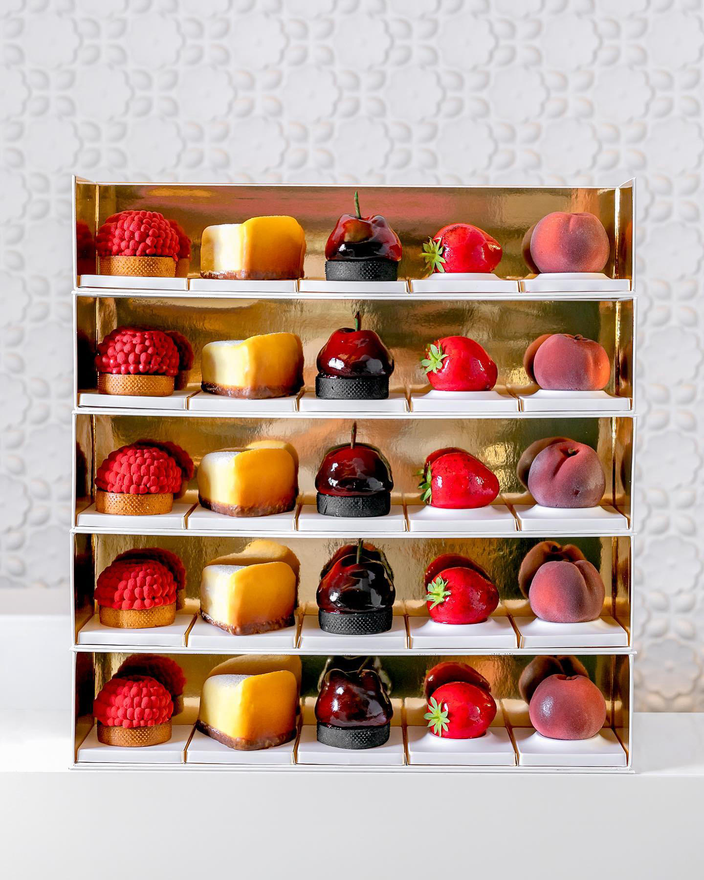 image  1 Cedric Grolet - Nouveau coffret avec tarte framboise, cheesecake, tarte cerise, fraise, pêche