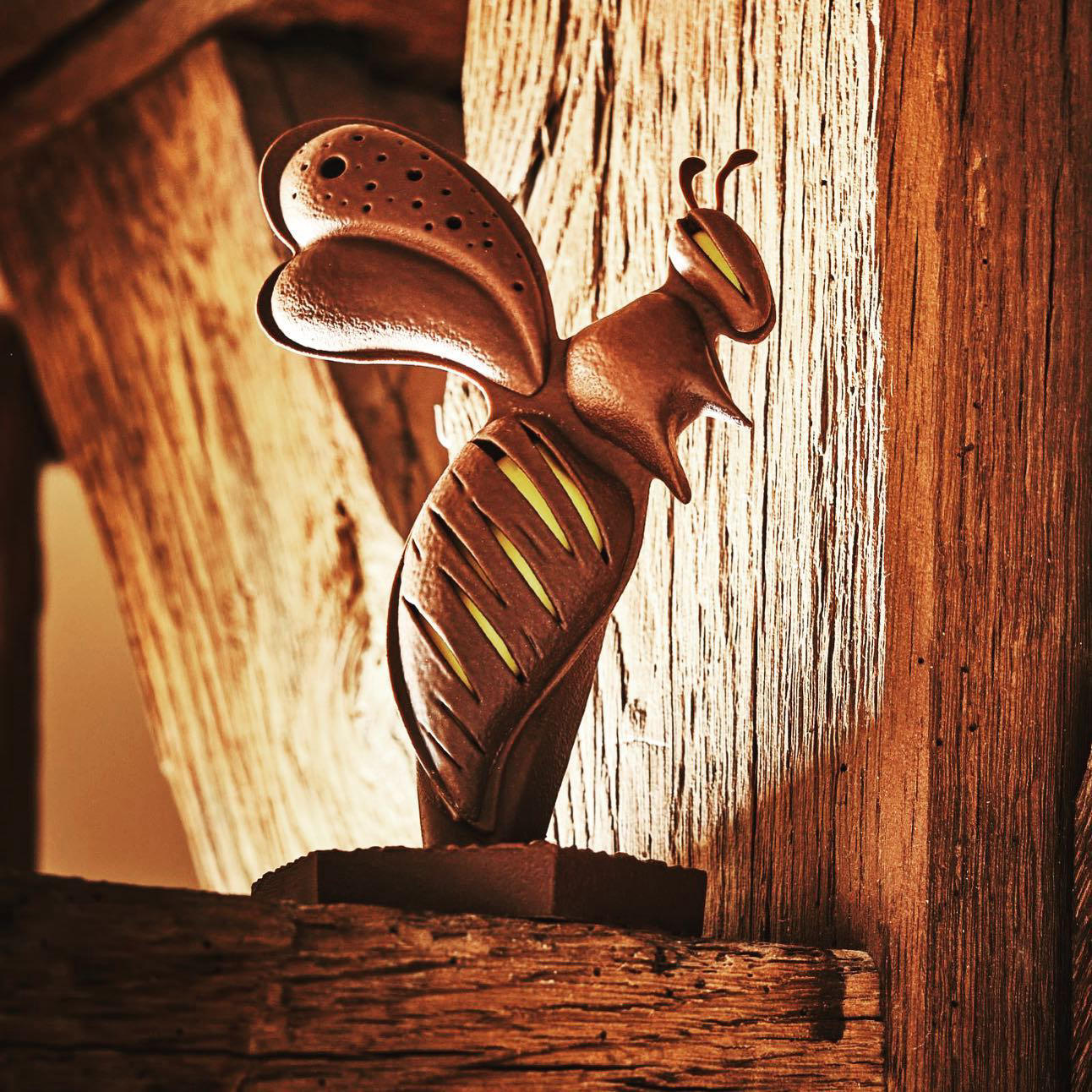 image  1 L’abeille #courdesvosges Tout en chocolat au lait de Madagascar avec sa ganache au miel Créa réalisé