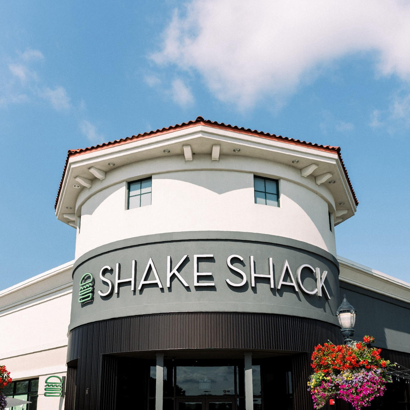 SHAKE SHACK - Nothing but blue skies and ShackBurgers ahead